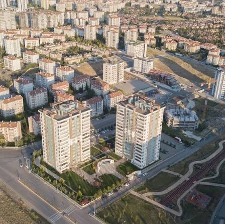 Doğasu Sitesi’nin bloklarını, bahçesini ve çevresini gösteren kuşbakışı fotoğraf